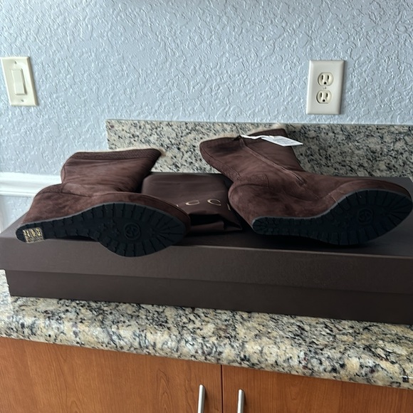 Brand new Gucci suede knee-high boots, size 41 - Picture 7 of 9